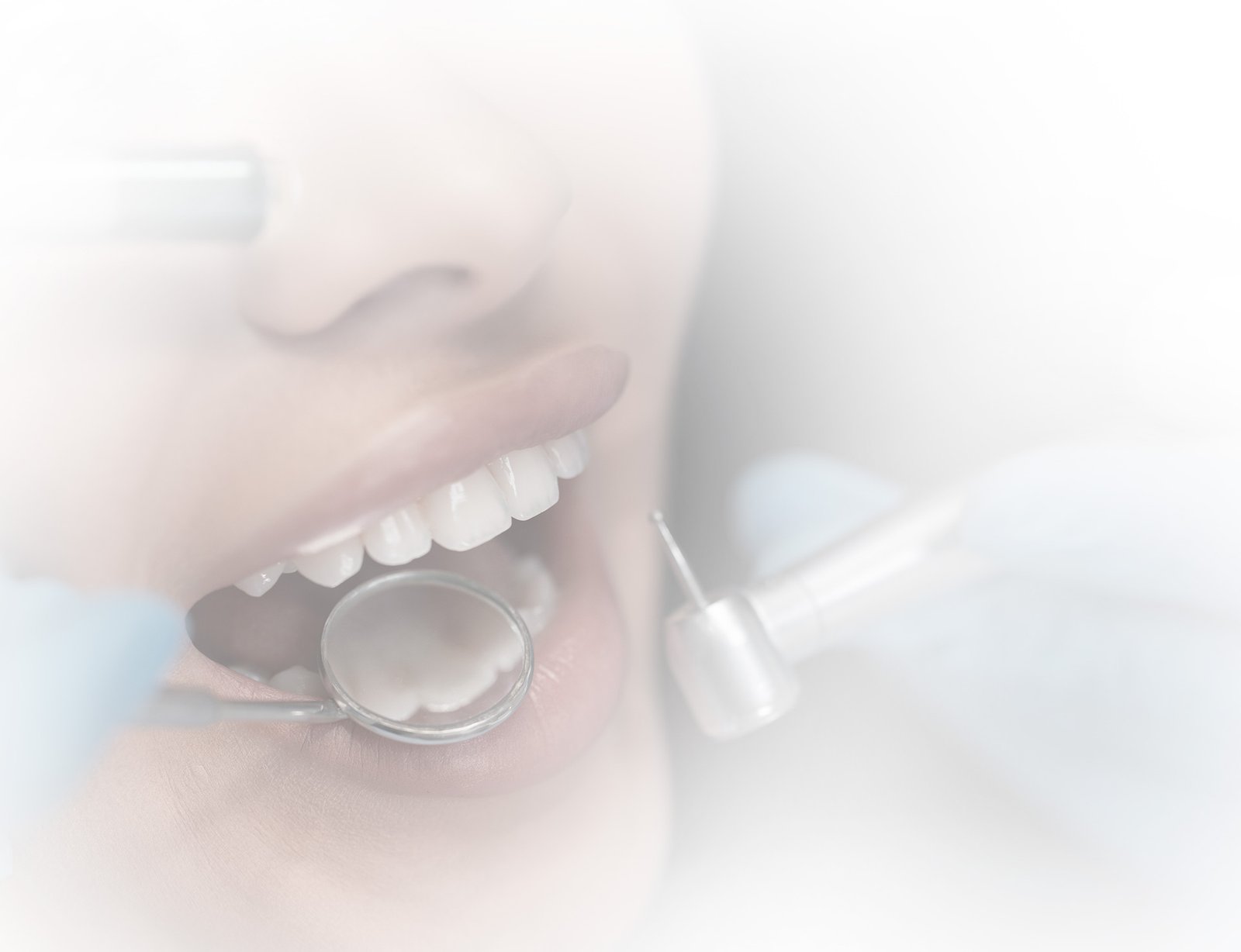 Dr. Renato Baião realizando cirurgia oral em consultório
